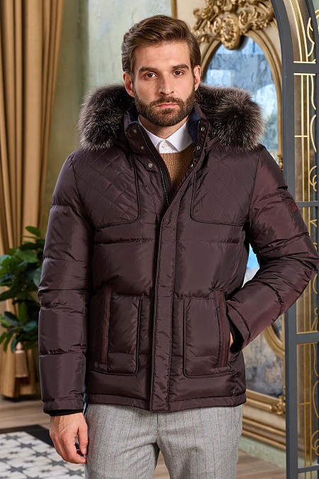 Короткий стеганый пуховик с капюшоном и меховой опушкой  для мужчин бренда Meucci (Италия), арт. 6907 - фото. Цвет: Темно-коричневый с бордовым отливом. Купить в интернет-магазине https://shop.meucci.ru
